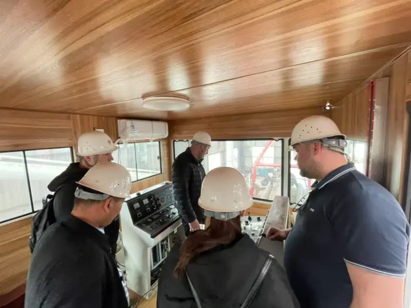 يقوم العملاء في روسيا بزيارة لفحص الحفارة ذات الشفط القاطع JMD550